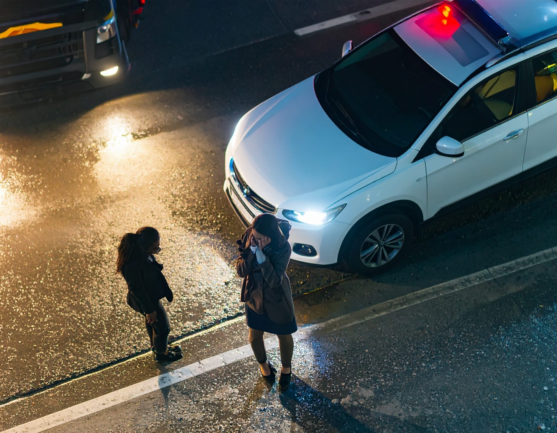 HOLRES, pomoc drogowa, holowanie, laweta 24/7, serwis mobilny. 2 Firefly Photojournalisticstyleverticalshotnightroadsideaccidentscenedistressedwom624720 27